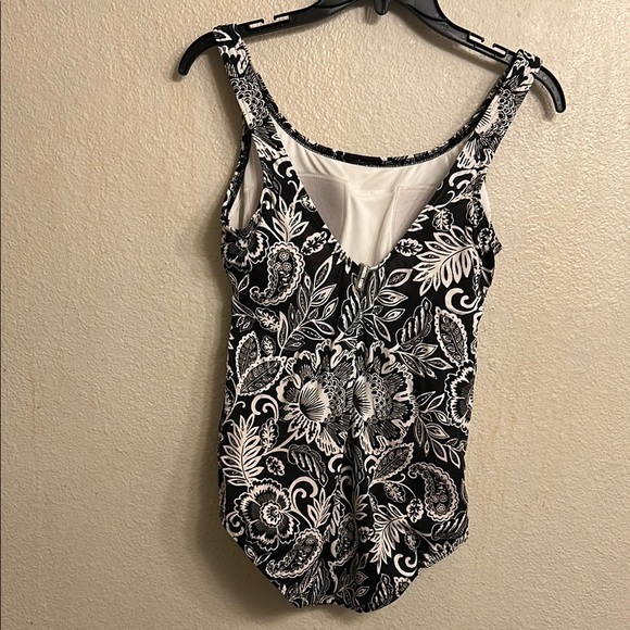 Lands End Women One Piece Black and White Floral Swimsuit Size 8P - Picture 3 of 5